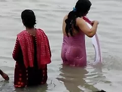 શિક્ષક પોતાને ગધેડા પર ચુંબન આપે છે, સુપર હોટ છોકરીઓ નગ્ન