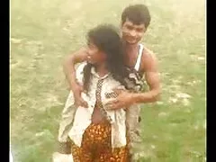 એક કેન્દ્ર વાસના નગ્ન છોકરી પર બેસી