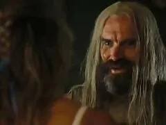 ધનવાન વ્યક્તિ. નગ્ન ટીન બીચ